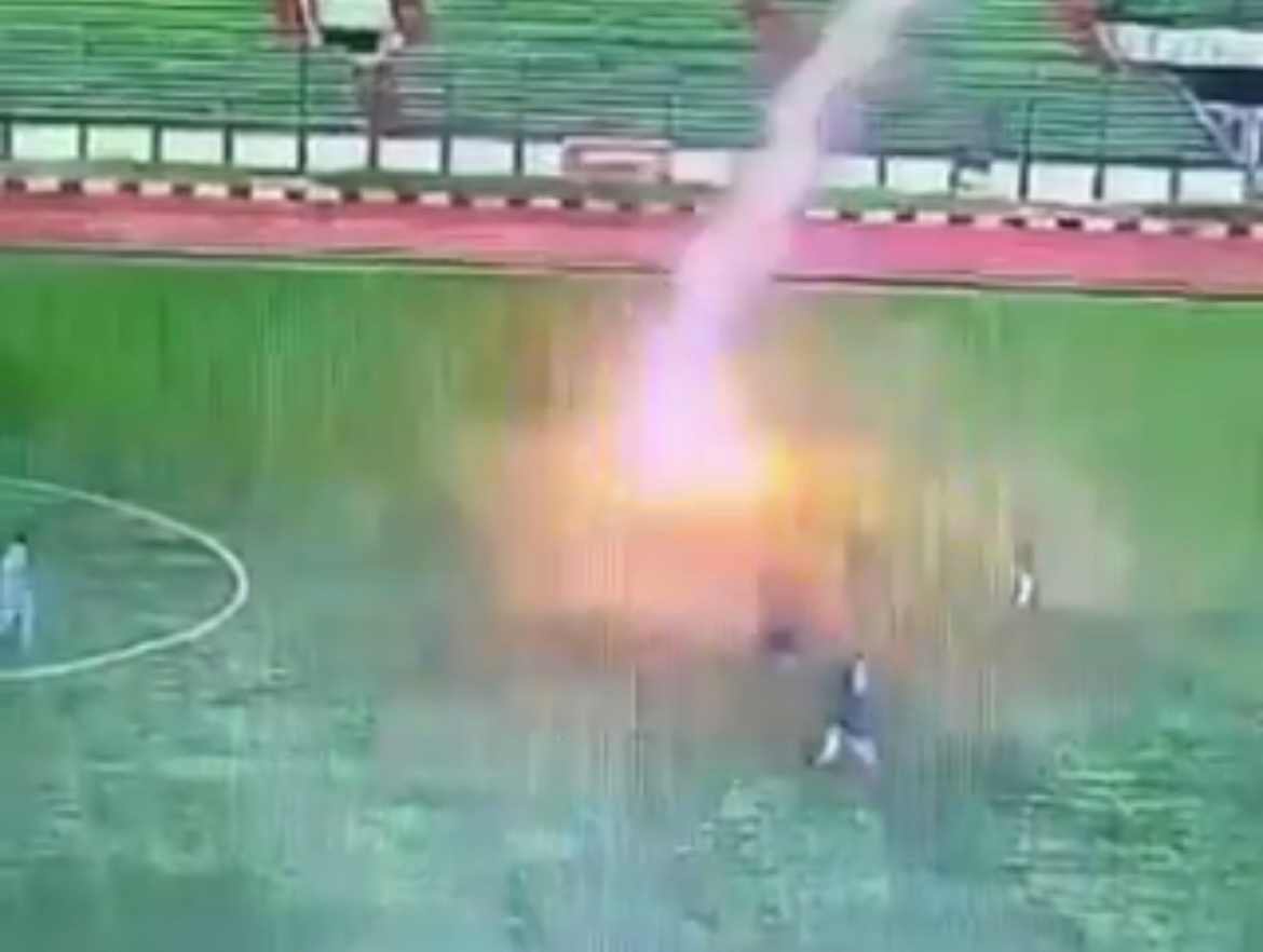TRAGIS! Pria Asal Subang Tewas Tersambar Petir Saat Bermain Bola di Stadion Siliwangi Bandung