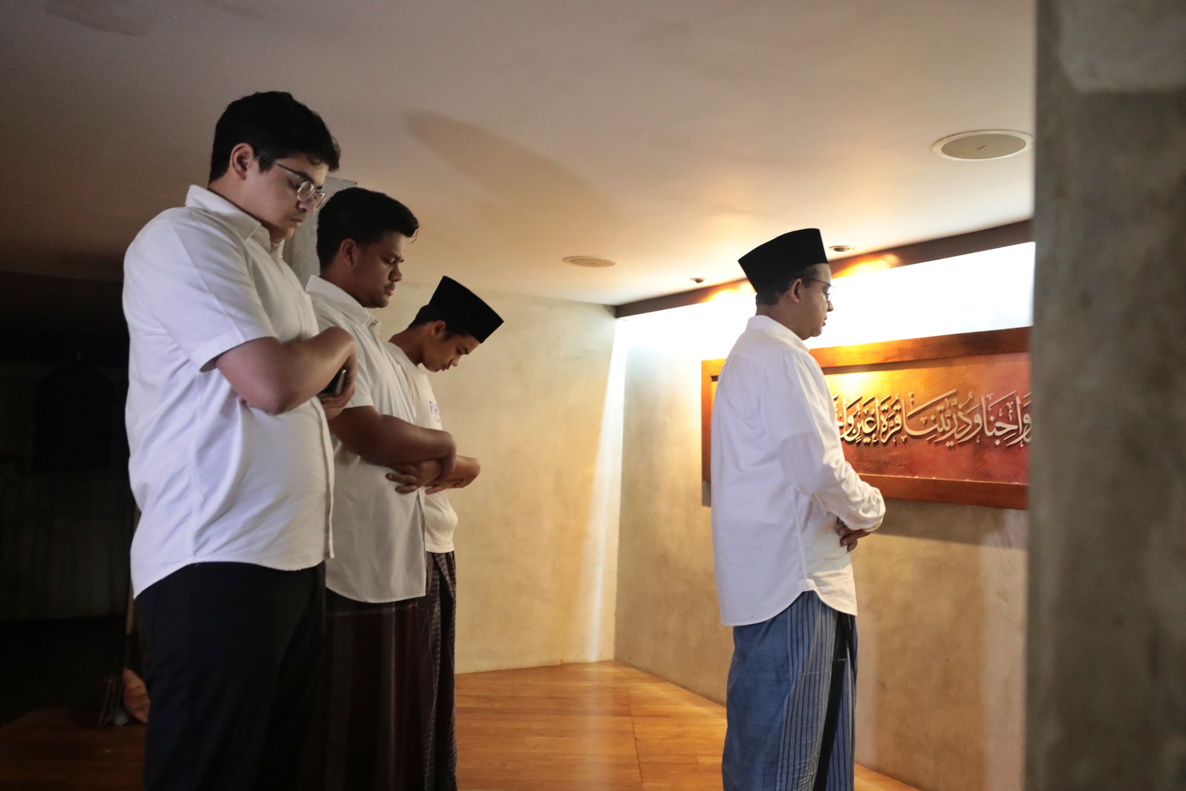 Sebelum Nyoblos, Anies Salat Subuh Berjamaah Bersama Keluarga