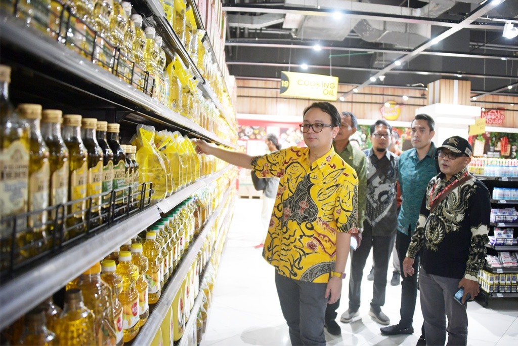 Tinjau Ritel Modern di Bali, Wamendag Jerry Pastikan Harga Bapok Stabil Saat Ramadan