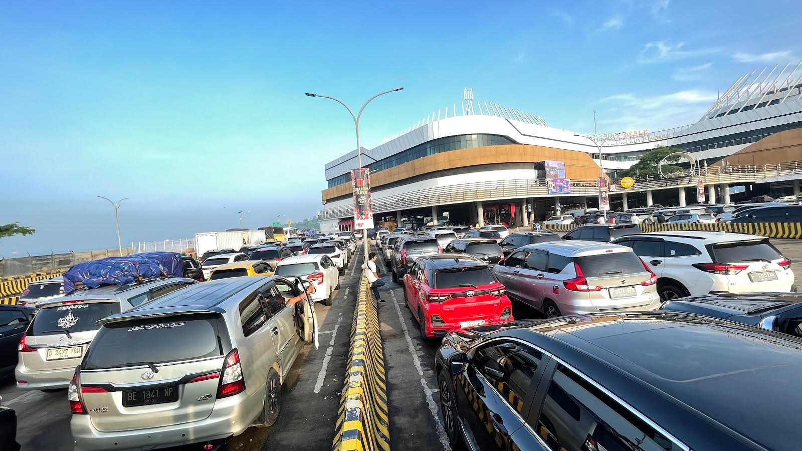 H-6 Lebaran, Pelabuhan Merak Masih Terpantau Ramai Lancar