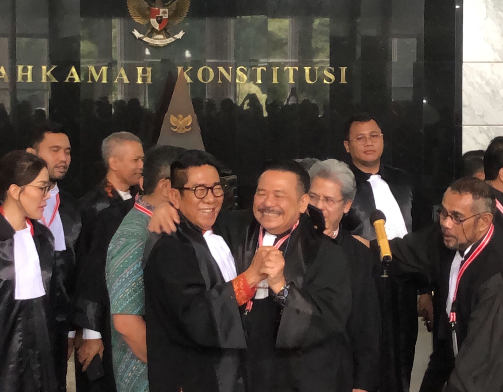 Usai Sidang di MK, Kuasa Hukum Prabowo Berpelukan dengan Kuasa Hukum Ganjar dan Anies