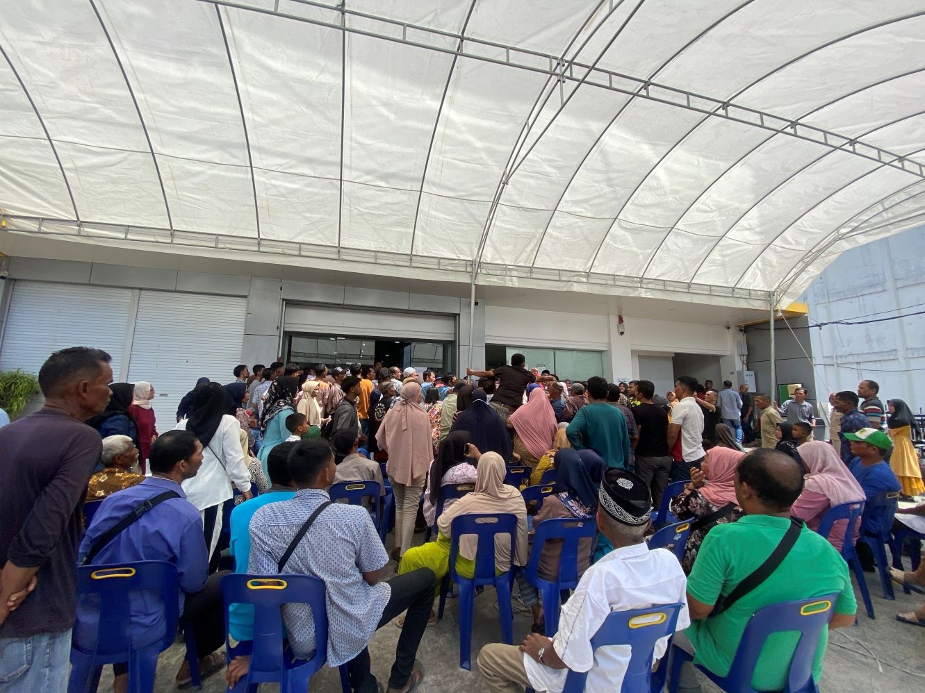 Lebaran 2024, Antrean Penukaran Uang di Bank Aceh Membludak