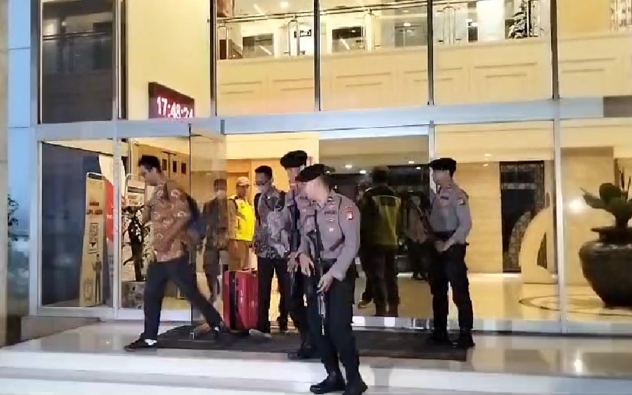 Kantor Setjen DPR Digeledah KPK, Tiga Koper dan Satu Ransel Dibawa Penyidik