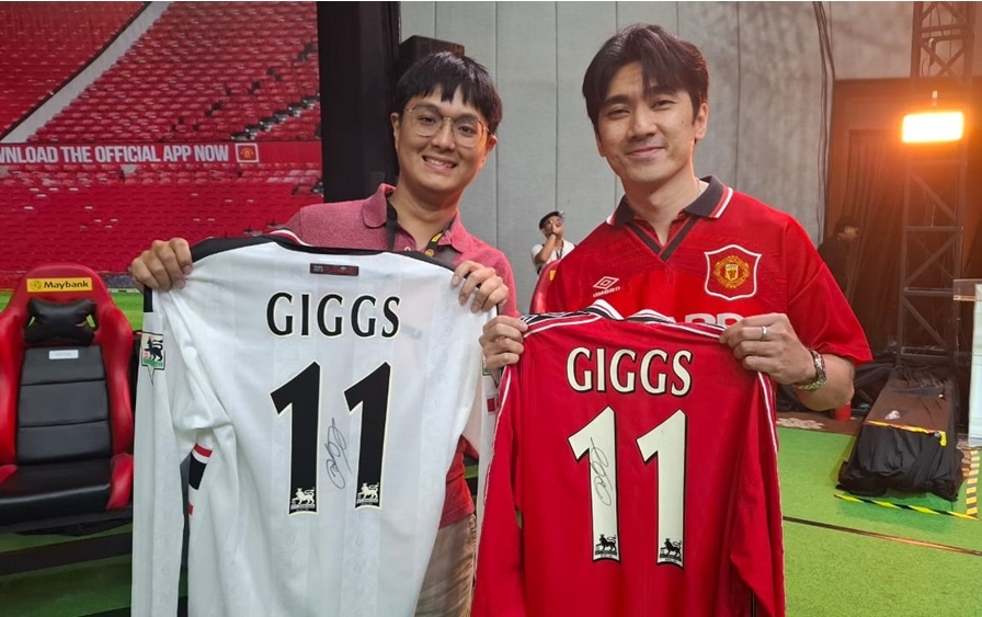 Berawal Daftar Kartu Kredit, 2 Fans Manchester United ini Berkaca-kaca Raih Tanda Tangan Ryan Giggs