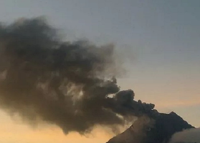 Gunung Lewotobi Laki-Laki Erupsi Lagi, Tinggi Kolom Letusan Mencapai 300 Meter