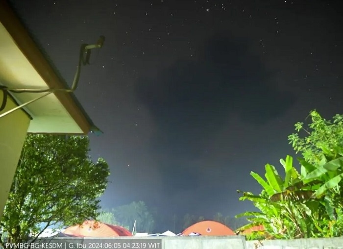 Gunung Ibu Erupsi, Abu Vulkanik Membubung Setinggi 5 Kilometer