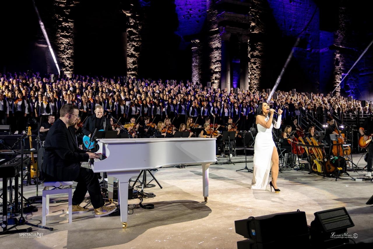 Anggun Tampil Memukau di Panggung Situs Warisan Unesco Théâtre Antique d'Orange Prancis