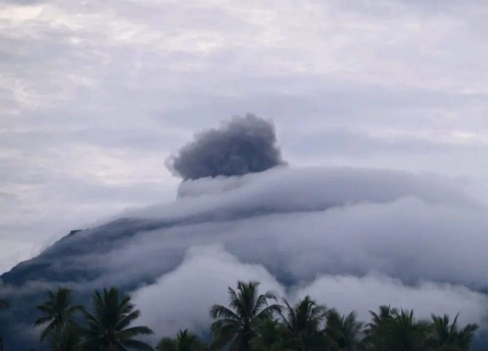 Gunung Ibu Erupsi, Kolom Letusan Mencapai Ketinggian 3.000 Meter