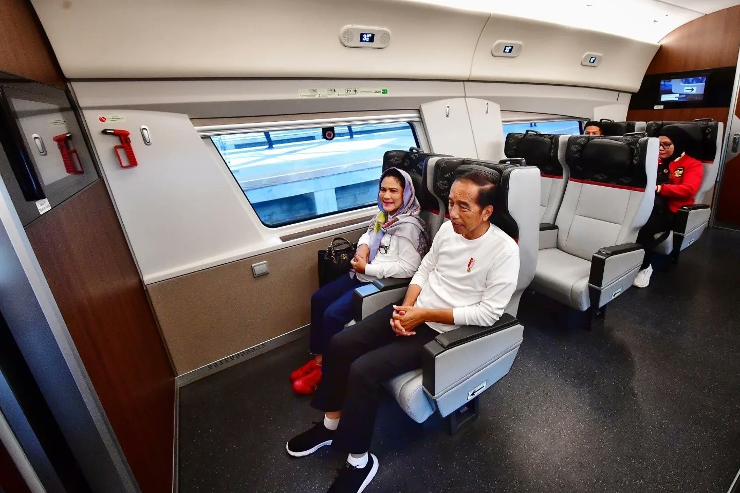 Dijadwalkan Buka Piala Presiden 2024, Jokowi Naik Whoosh Bareng Ibu Negara ke Bandung