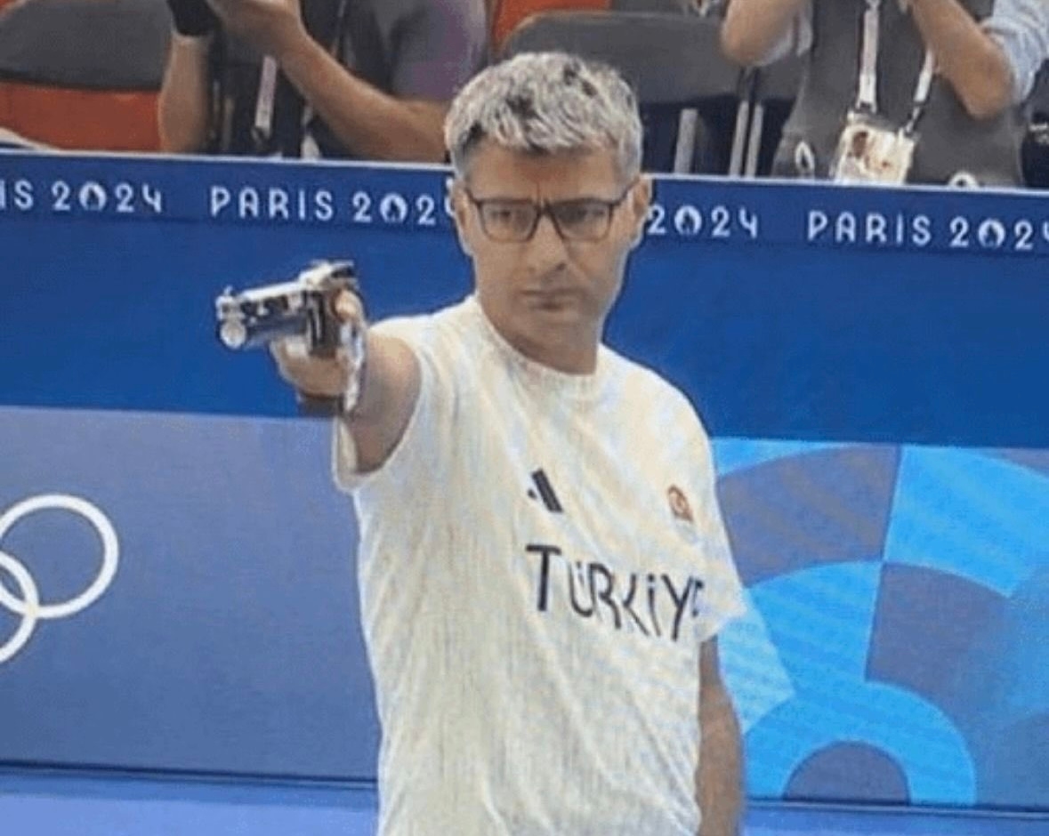 Viral Pesona Santai Sosok Yusuf Dikec Penembak Jitu Turki Berusia 51 Tahun di Olimpiade Paris 2024