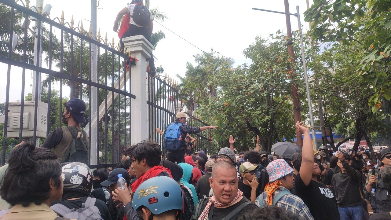 Demonstrasi Kawal Putusan MK Memanas, Massa Jebol Pagar Gedung DPR RI