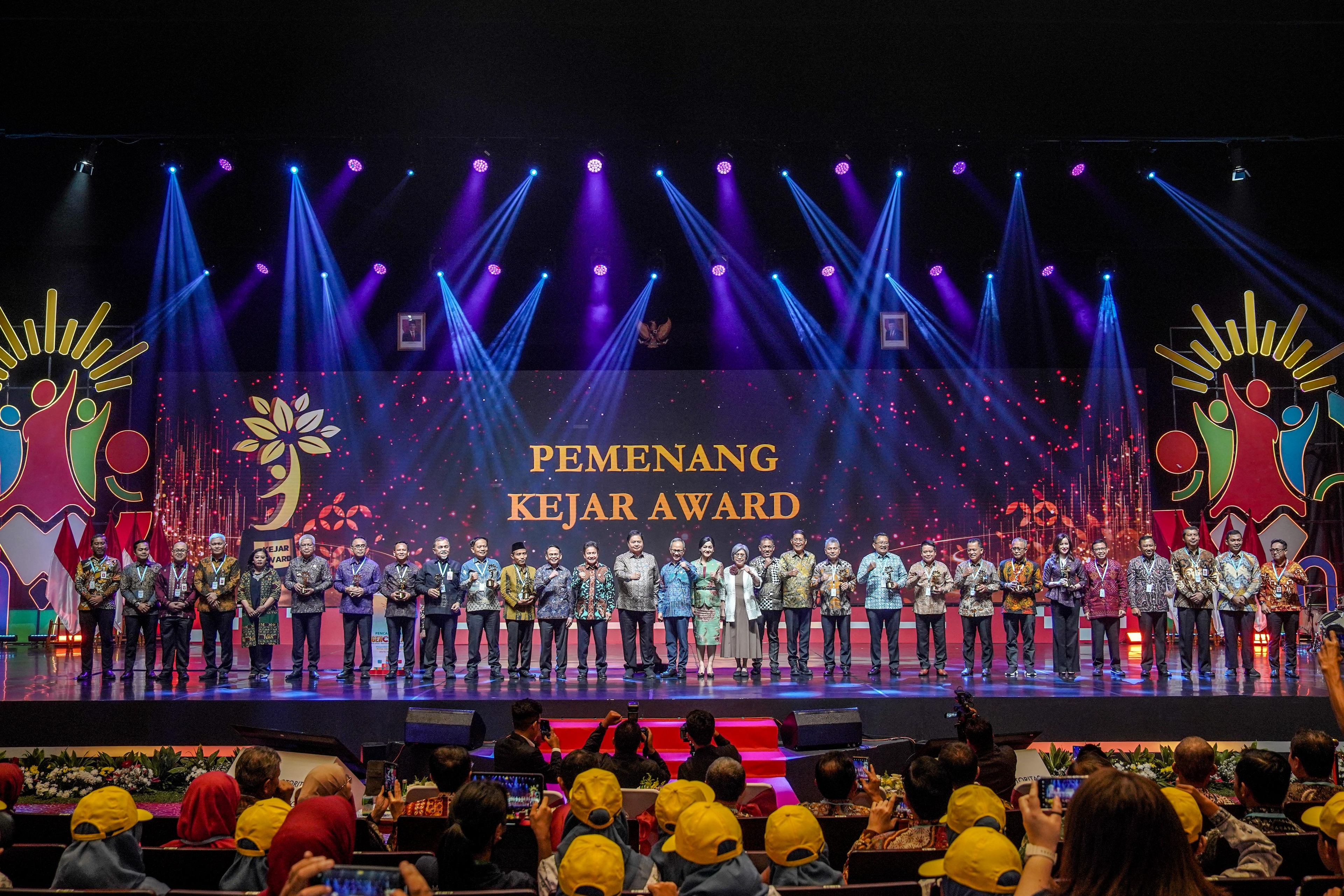 BCA Raih KEJAR Award dari OJK, Bukti Komitmen Dukung Peningkatan Literasi Keuangan Generasi Muda
