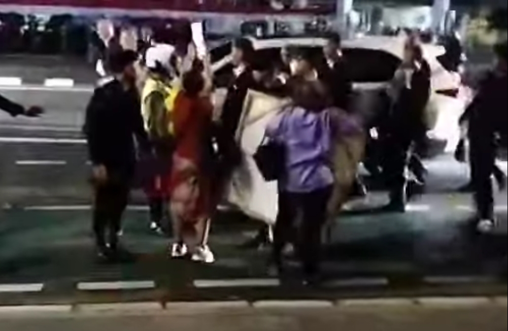 Di Pinggir Jalan, Paus Fransiskus Memberkati Lukisan Denny JA