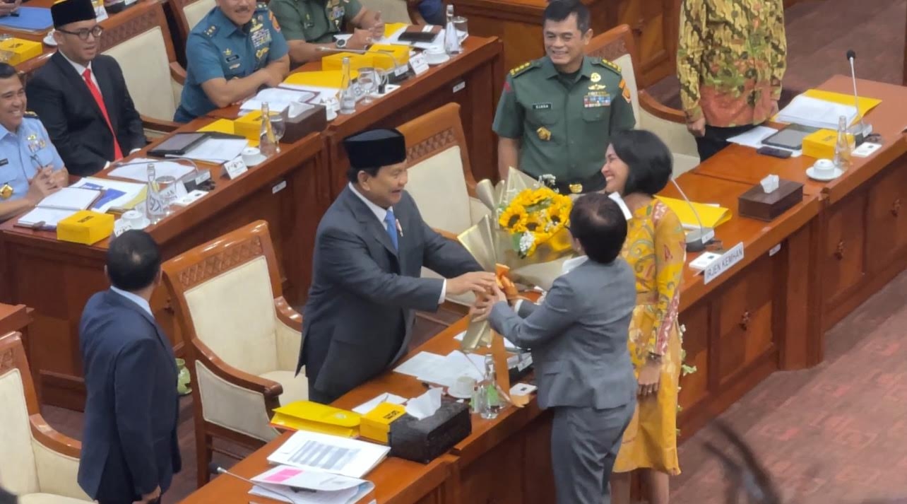 Prabowo Terima Kejutan Buket Bunga Matahari dari Fraksi Golkar di Rapat Kerja Terakhir