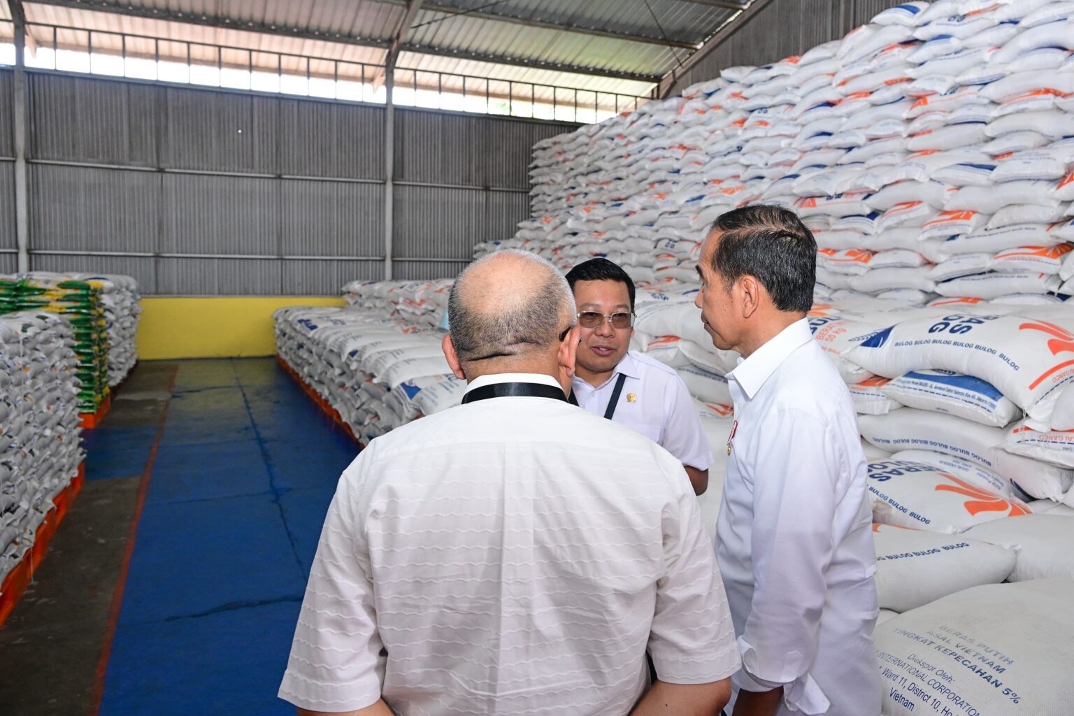 Tinjau Kesediaan Beras di Tanah Grogot, Jokowi Pamitan dan Minta Maaf ke Masyarakat