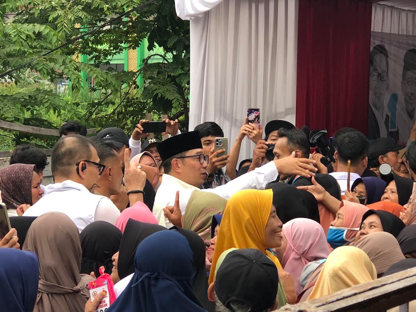 Ridwan Kamil Disambut Meriah Saat Blusukan di Kedaung Kali Angke, Janji Santunan untuk Janda