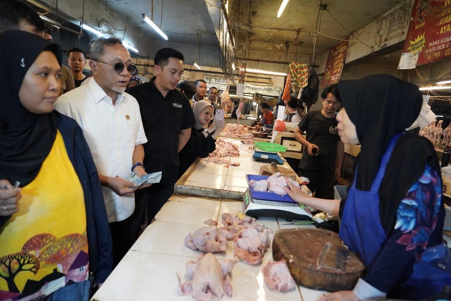 Menko Zulhas Pastikan Stok Ayam Ras dan Telur Aman Selama Ramadan Hingga Lebaran