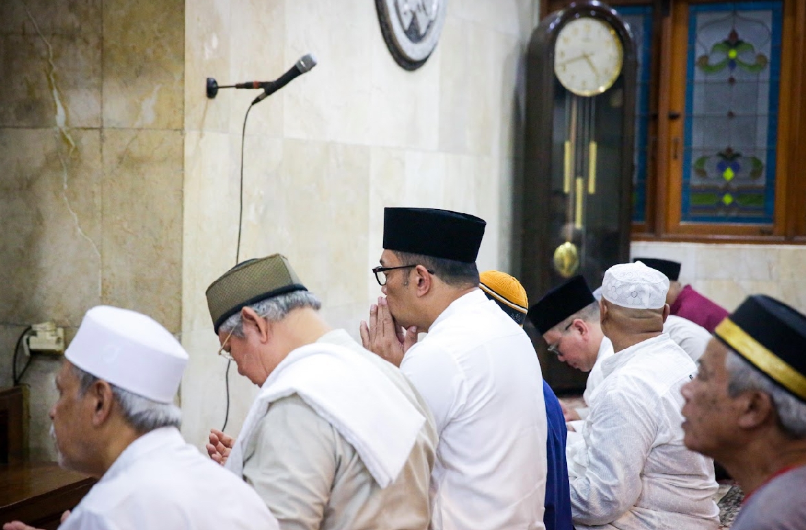Ridwan Kamil Awali Hari Pencoblosan dengan Salat Subuh di Masjid Bersejarah Pangeran Jayakarta