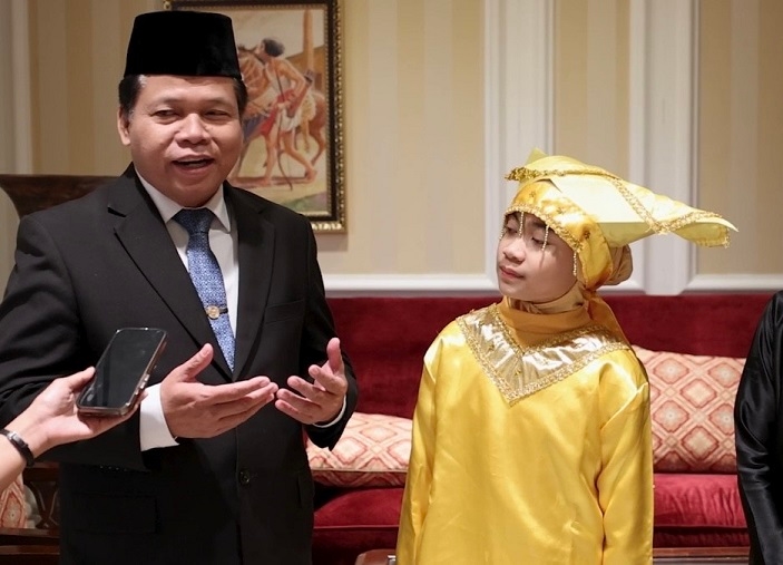 Pakai Baju Adat Sumbar, Para Siswa WNI Ikut Sambut Kedatangan Presiden Prabowo di Mesir