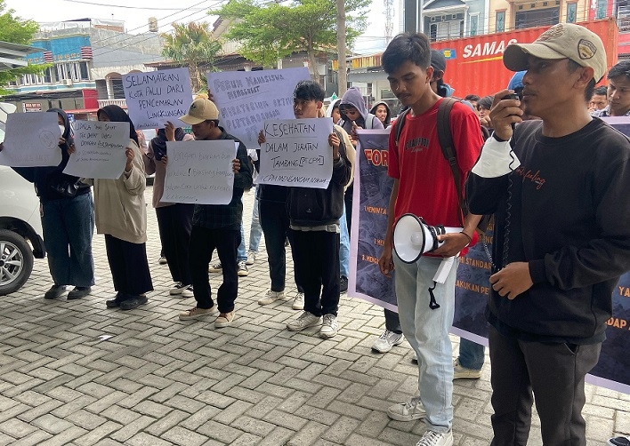Mahasiswa Geruduk Kantor DLH Sulteng, Tuntut Aktivitas Tambang PT CPM yang Merusak Lingkungan Disudahi