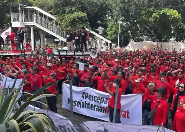 Hasto Kristiyanto Resmi Ditahan, Massa PDIP Kepung Gedung KPK