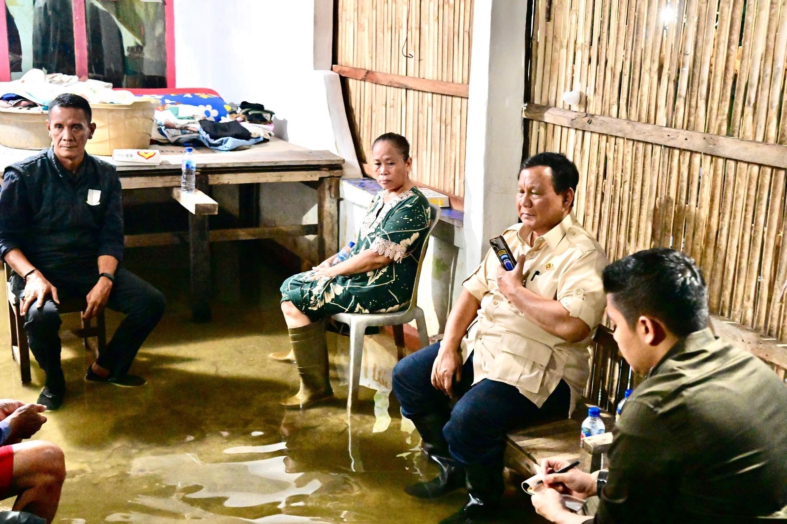 Presiden Prabowo Tinjau dan Berbuka Puasa Bersama Warga Terdampak Banjir di Bekasi