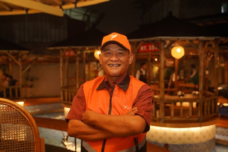 Semangat Takdim di Usia 54 Tahun: Ketekunan yang Menjadi Inspirasi Sesama Mitra Driver Lalamove