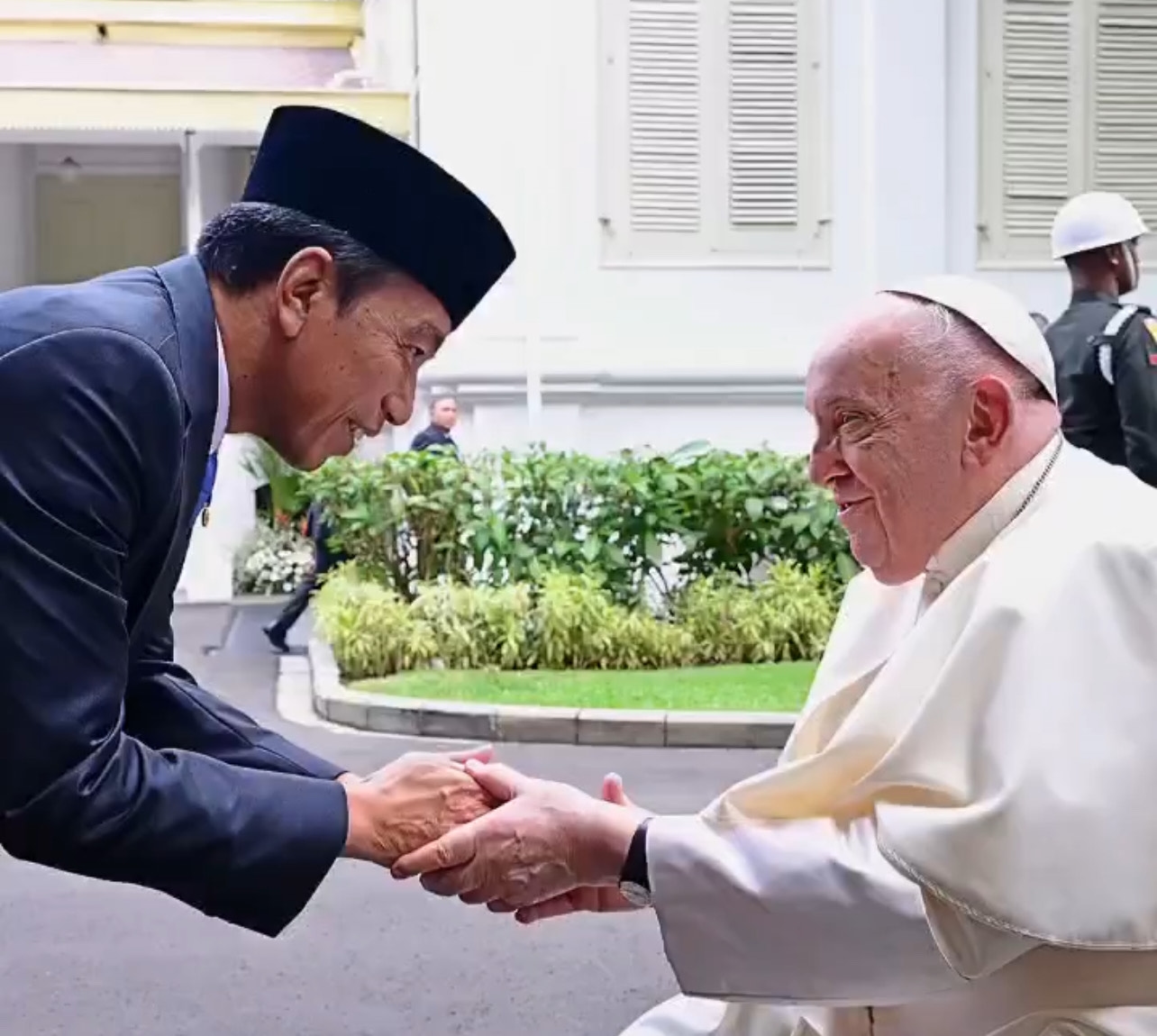 Jokowi Kenang Pertemuan dengan Paus Fransiskus: Keteladananmu Menginspirasi Dunia