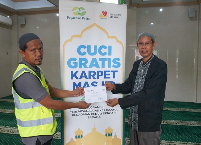 Pegadaian Peduli Berikan Kenyamanan Masyarakat Beribadah dengan Karpet Bersih