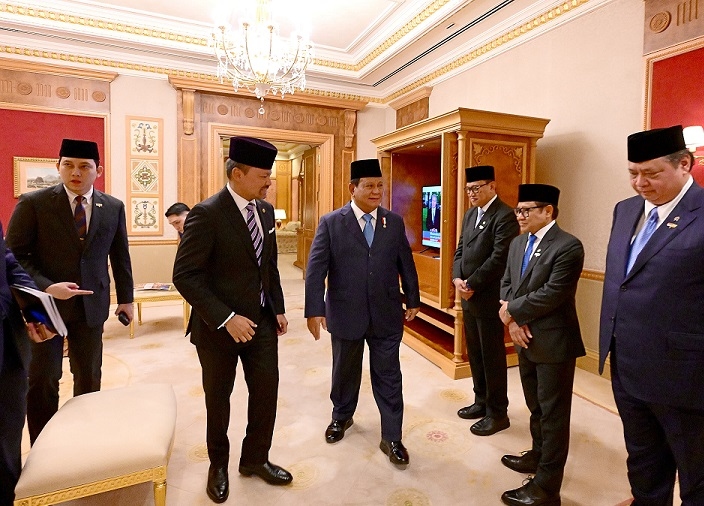 Simbol Hubungan Erat, Presiden Prabowo Dijemput Langsung Putra Mahkota Brunei Menuju Istana Nurul Iman