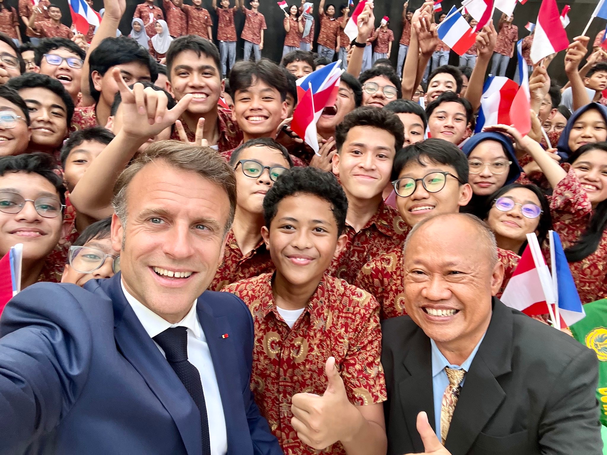 Presiden Macron Unggah Foto Selfie Bareng Siswa RI: Orang Indonesia Mencintai Prancis