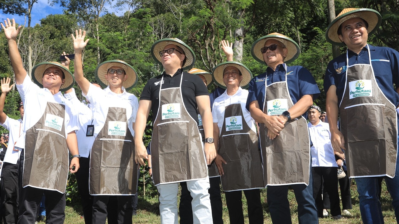 Kemitraan Perhutani Diperkuat, Wamen BUMN Tinjau Proyek Kopi di Bondowoso