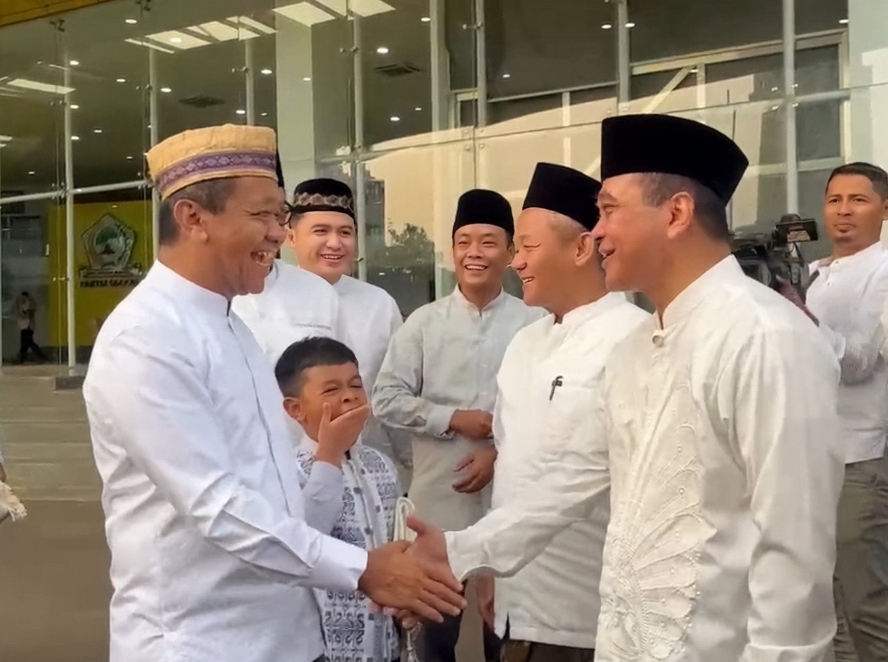 Bahlil Lahadalia Salat Iduladha dan Potong Kurban Bareng Warga di DPP Golkar