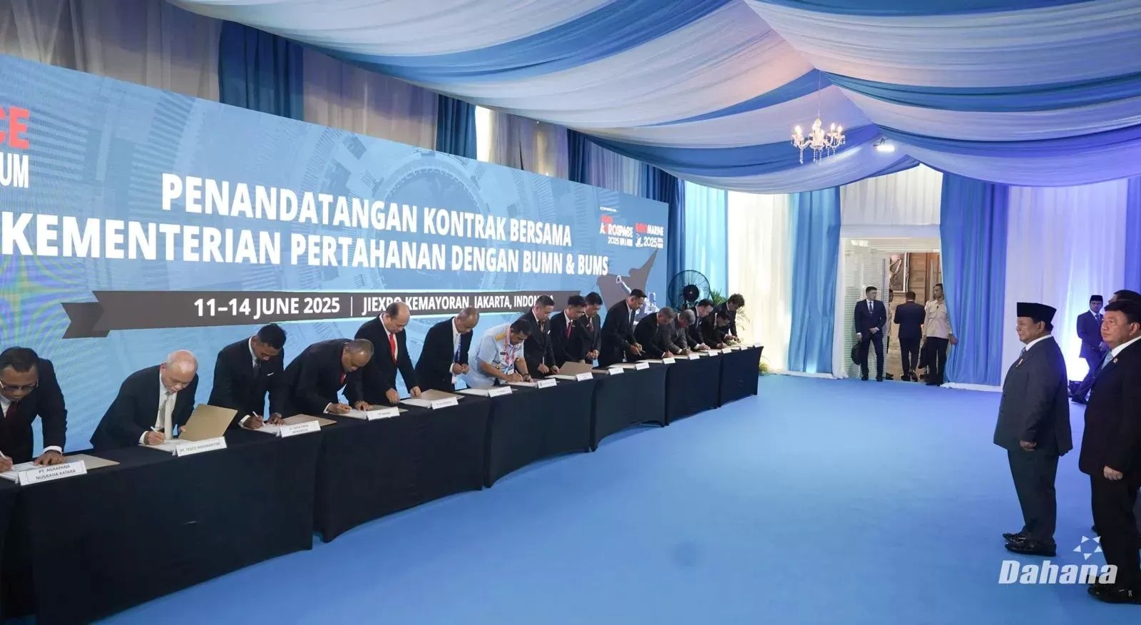 Dorong Kemandirian Industri Ketahanan, Prabowo Tinjau Booth DEFEND ID