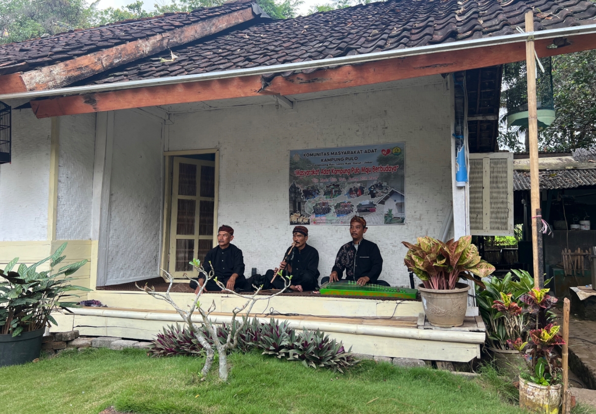 Kampung Pulo: Menjaga Pamali, Merawat Harmoni