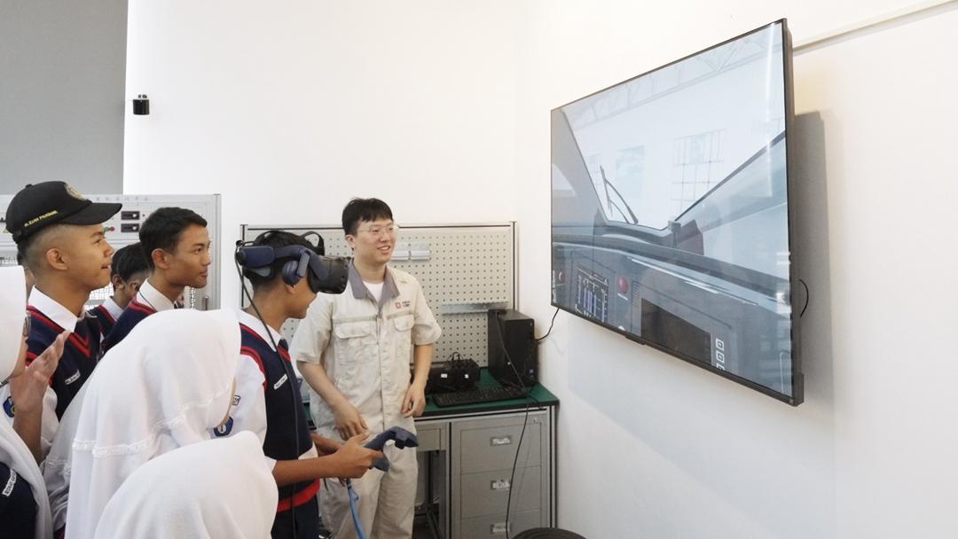 CRRC Sifang Edukasi Siswa dan Railfans soal Teknologi Kereta Cepat hingga Transportasi Masa Depan