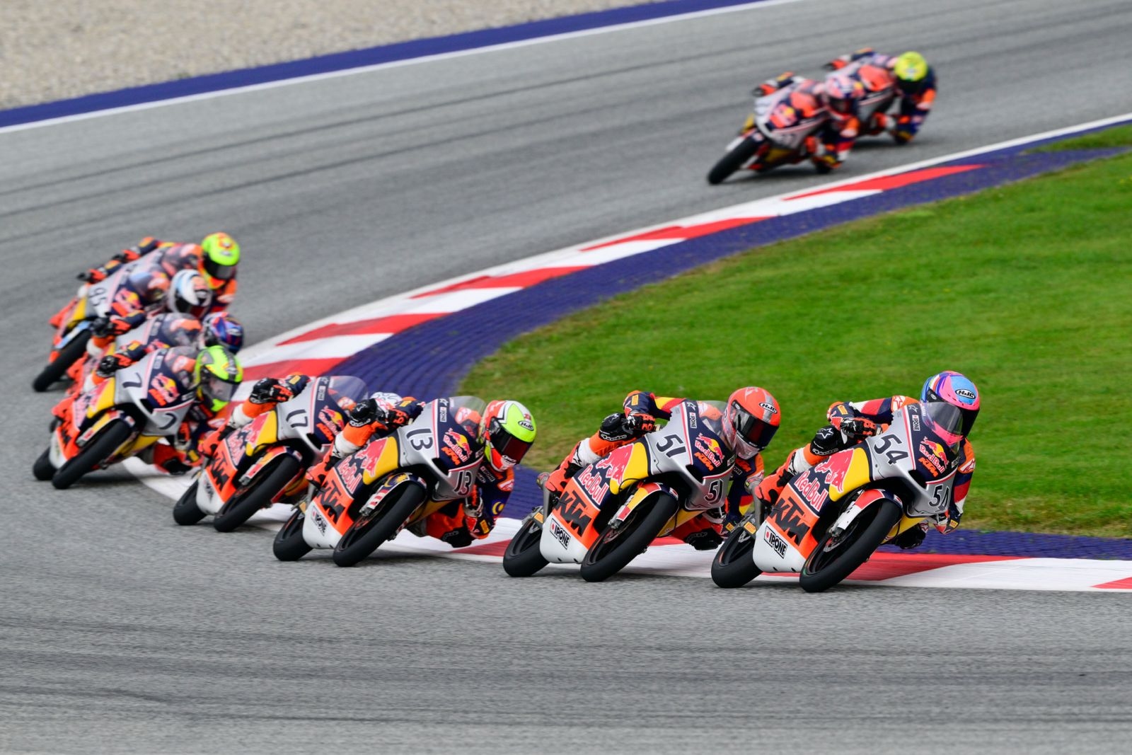 Pebalap Veda Edga Pratama Terus Bersaing Ketat Menuju Gelar Juara