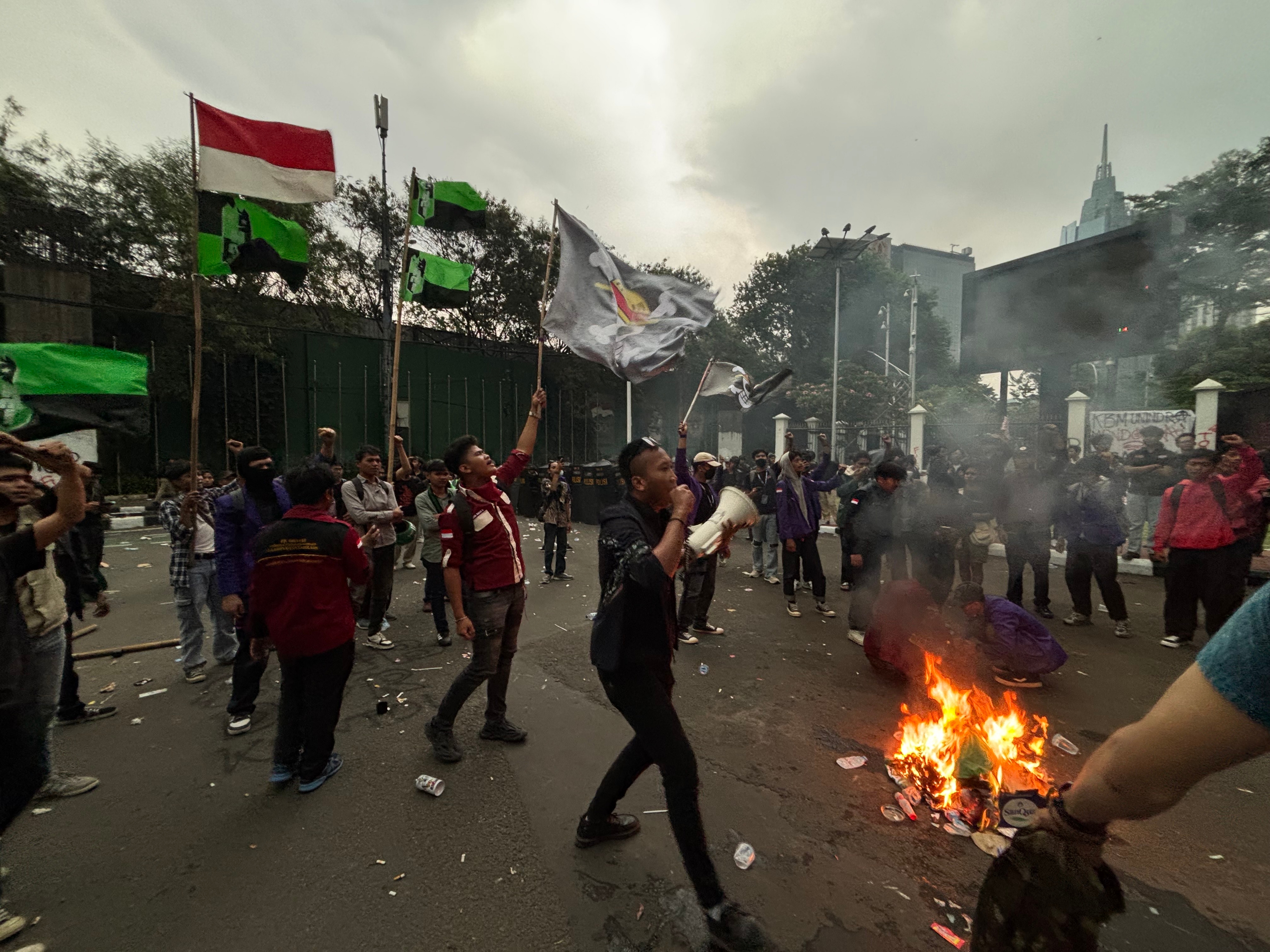 Massa Aksi Sempat Lempari Gerbang DPR Pancasila dengan Telur Busuk