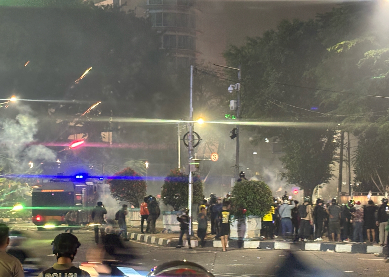 Demo Ricuh Berlanjut Hingga Malam di Kawasan Slipi