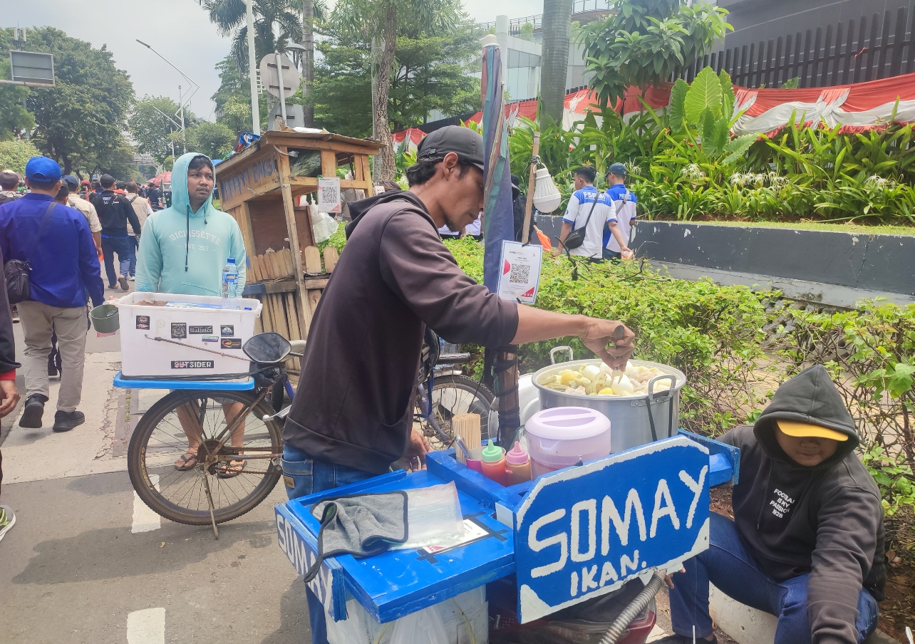 Siomay Suparman, Rezeki di Tengah Ricuh Aksi Buruh di DPR