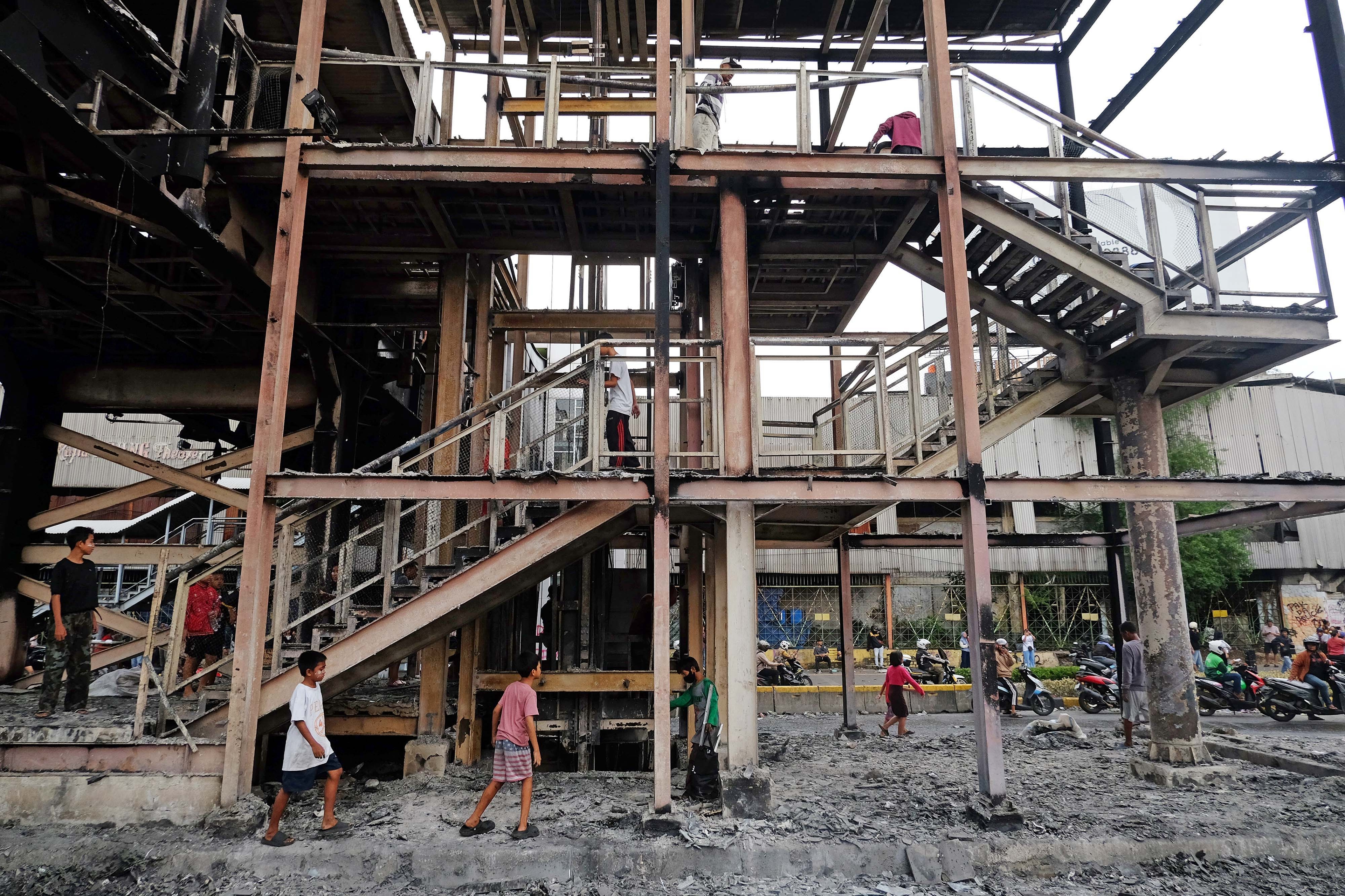 Hukum Merusak Fasilitas Umum saat Demo menurut Islam