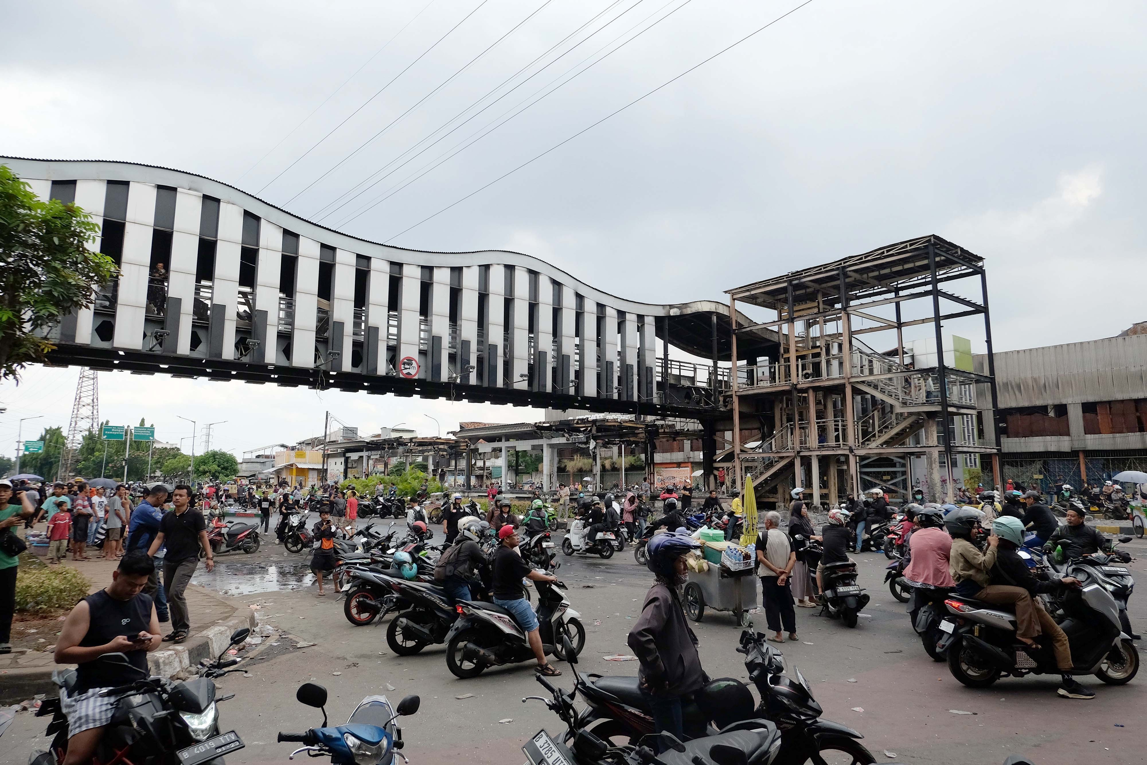 Gas Air Mata Belum Hilang, Jakarta Dipaksa Pulih