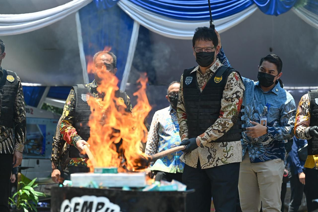 Purbaya Tinjau Pemusnahan Rokok Ilegal di Jatim, Amankan Rp210 Miliar Potensi Kerugian Negara