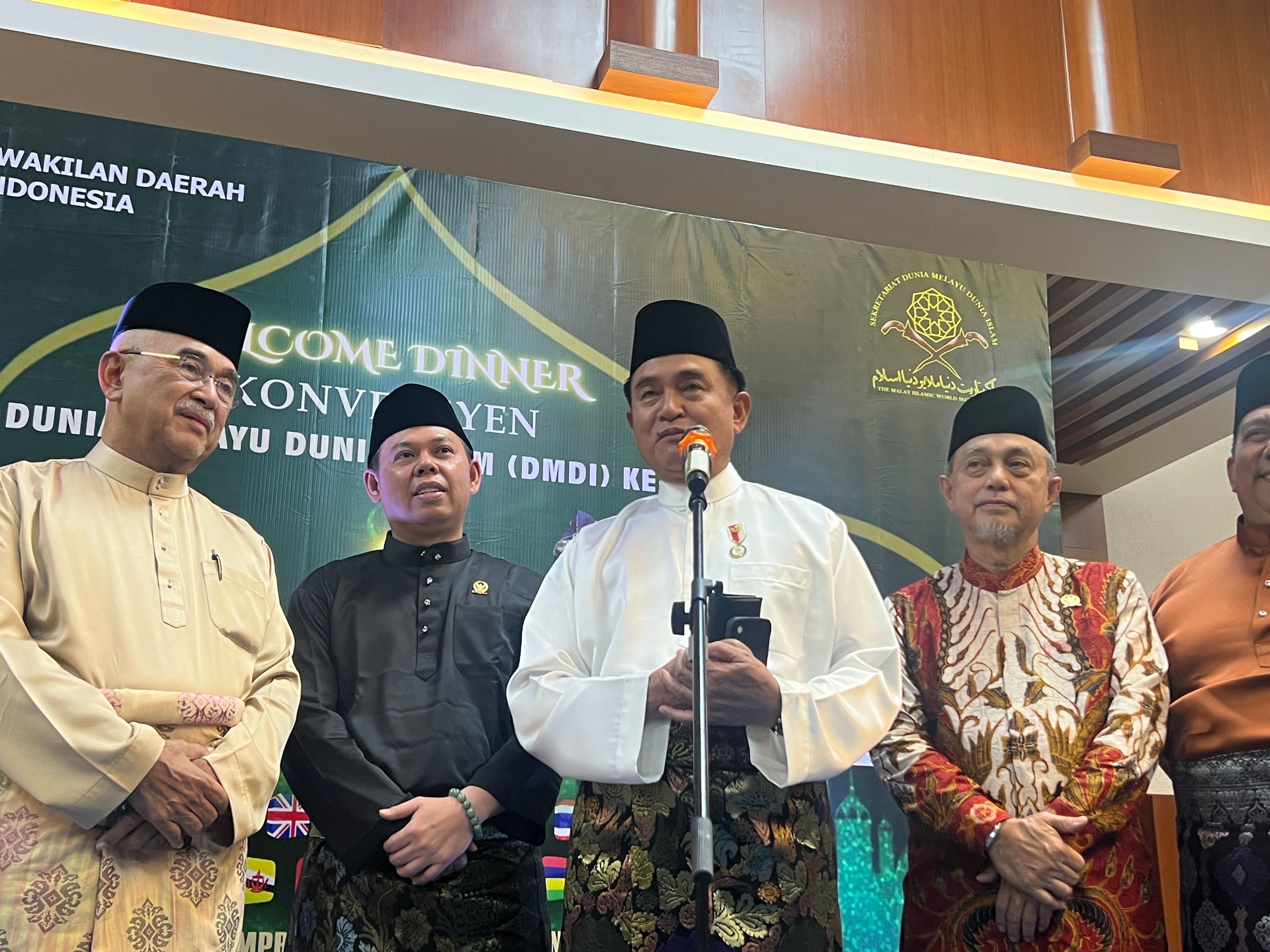 Menko Yusril: Indonesia Harus di Garis Depan Satukan Dunia Melayu Dunia Islam