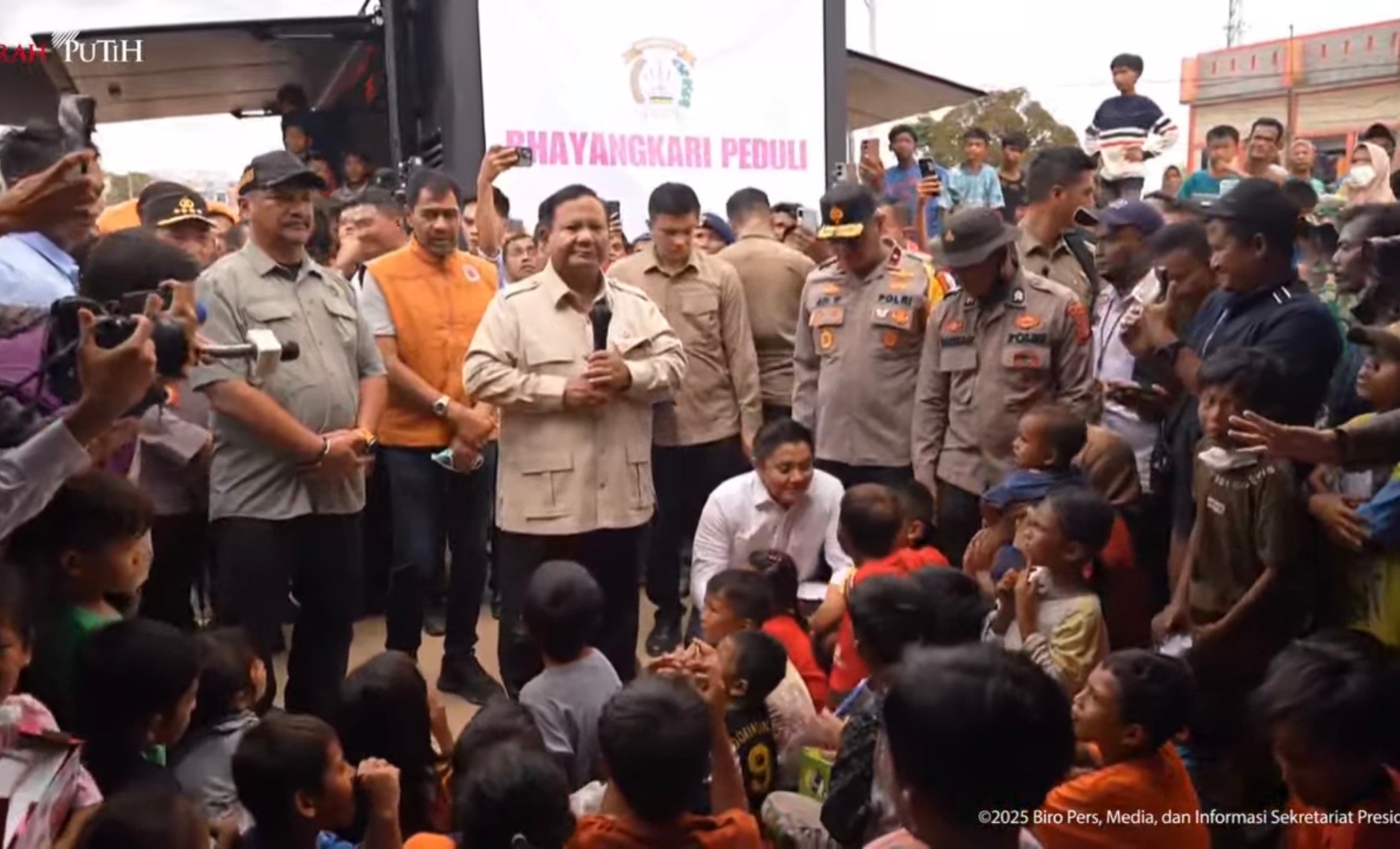 Prabowo Kunjungi Posko Pengungsian di Aceh Tamiang, Minta Maaf Listrik Belum Pulih