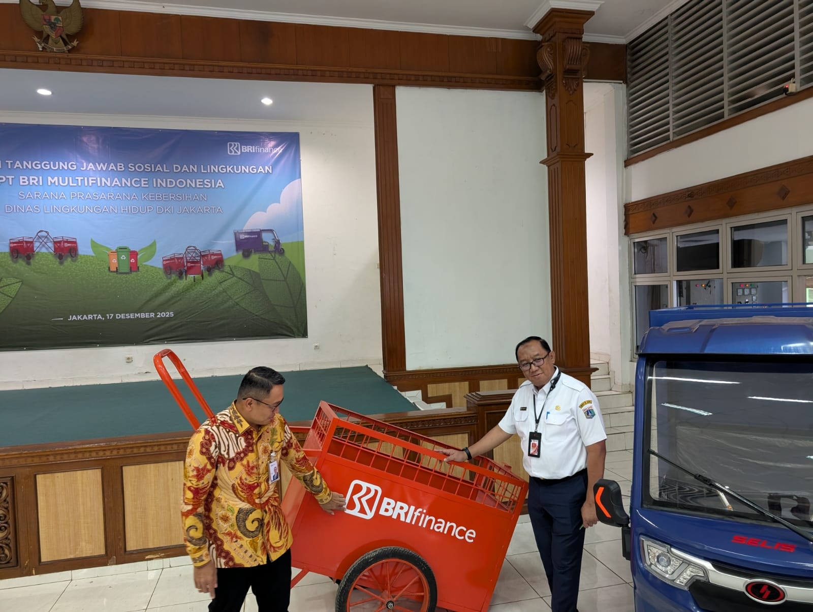 BRI Finance Bagikan Alat Pengelolaan Sampah ke Sudin LH Jaktim Demi Lingkungan Yang Lebih Baik