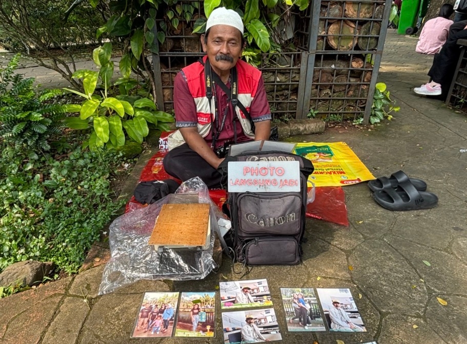 Lensa yang Tak Mau Pensiun: Kisah Juru Foto Ragunan di Tengah Gempuran Teknologi