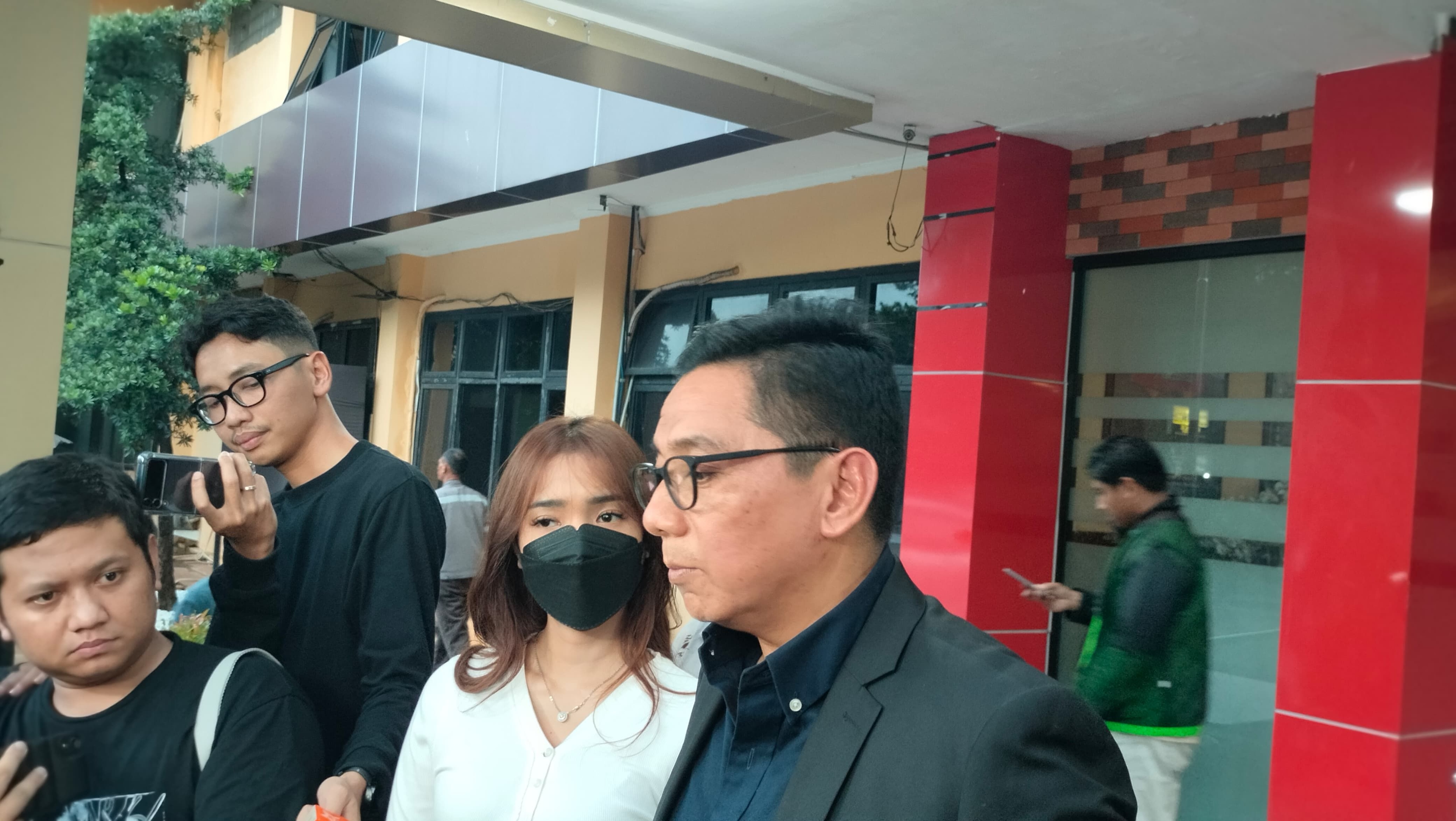 Lelah Berurusan Mulu Sama Hukum, Fuji Curhat Malah Disalahkan Netizen 