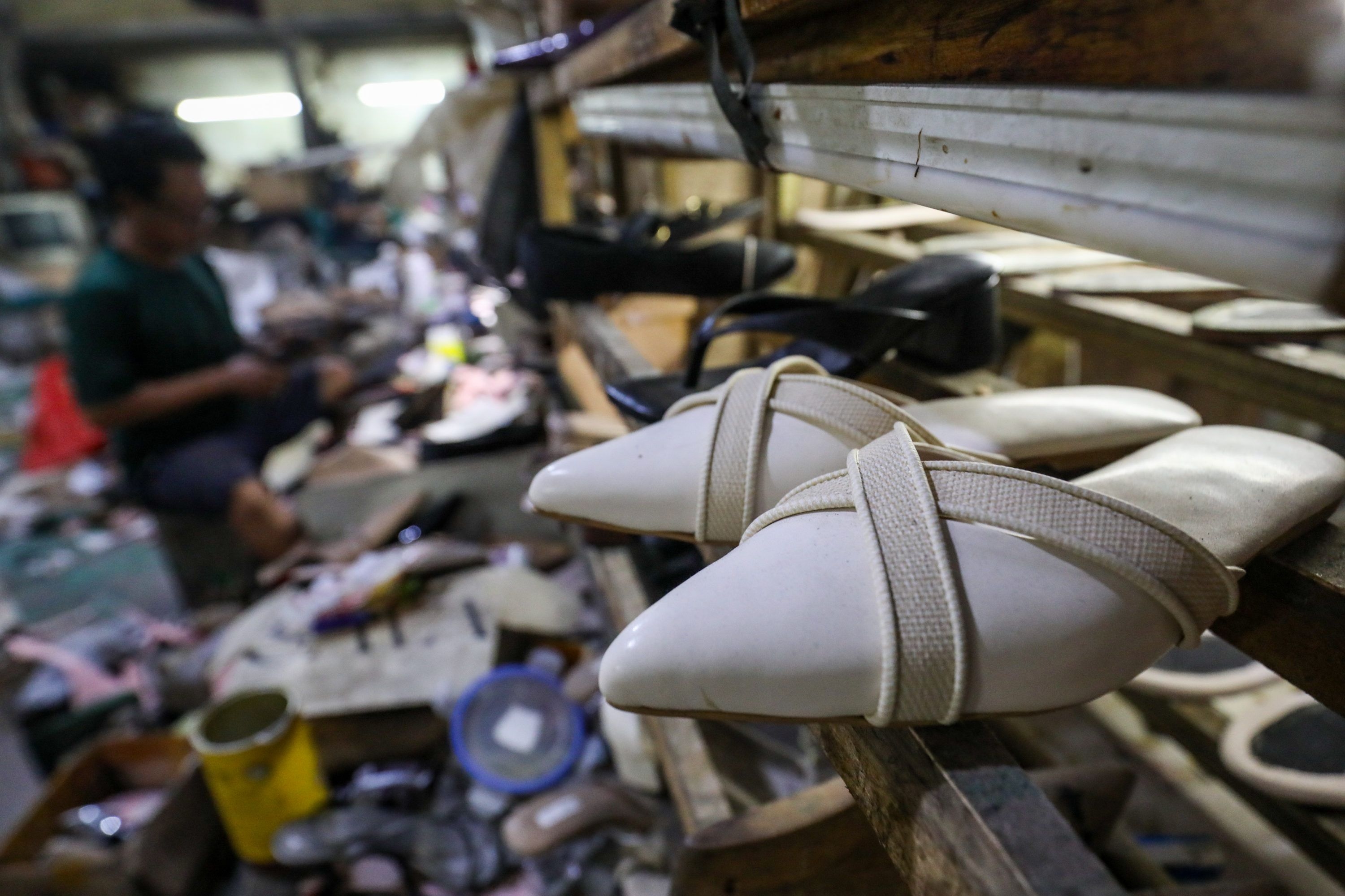 Tips Menghilangkan Bau di Sepatu Kerja