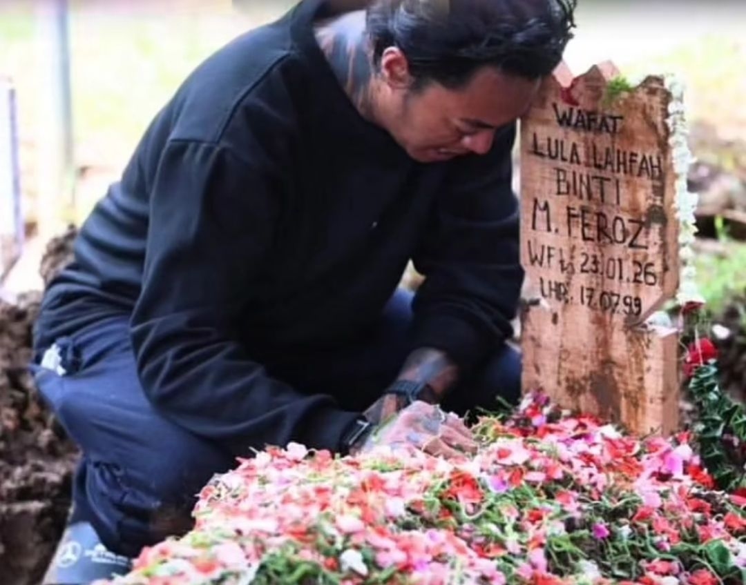 Reza Arap Larut dalam Duka, Tertunduk dan Cium Nisan Lula Lahfah